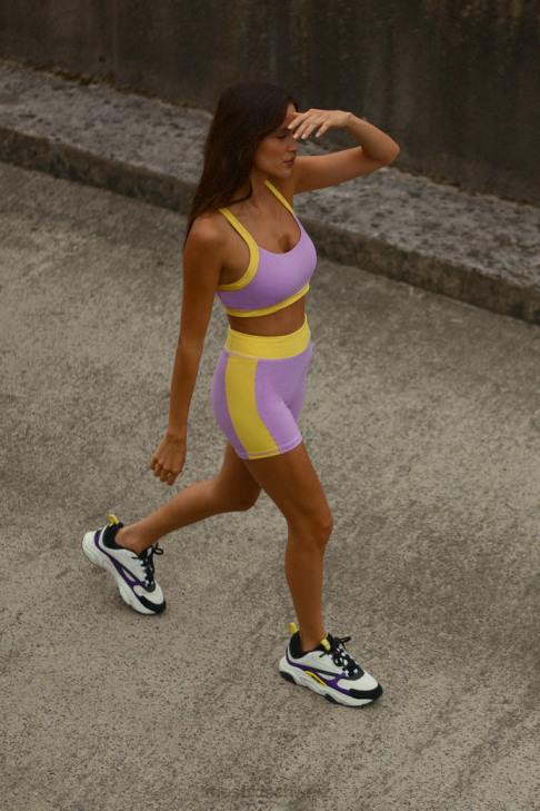 Meshki Becca zweifarbiger, kurz geschnittener Sport-BH lila/gelb Kleidung 060V1049