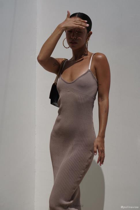 Meshki Avalon rückenfreies Strick-Midikleid Taupe Kleidung 060V350