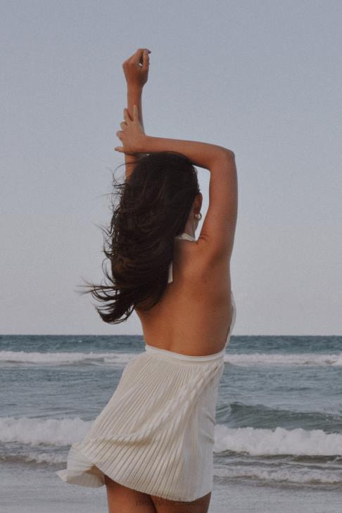 Meshki Darya plissiertes Mini-Neckholder-Kleid Weizen Kleidung 060V665