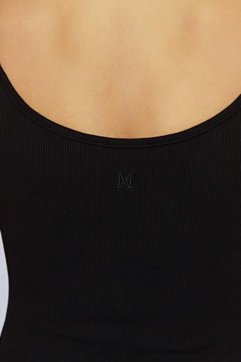 Meshki Alexis geripptes Cami-Longline-Oberteil Schwarz Kleidung 060V1146